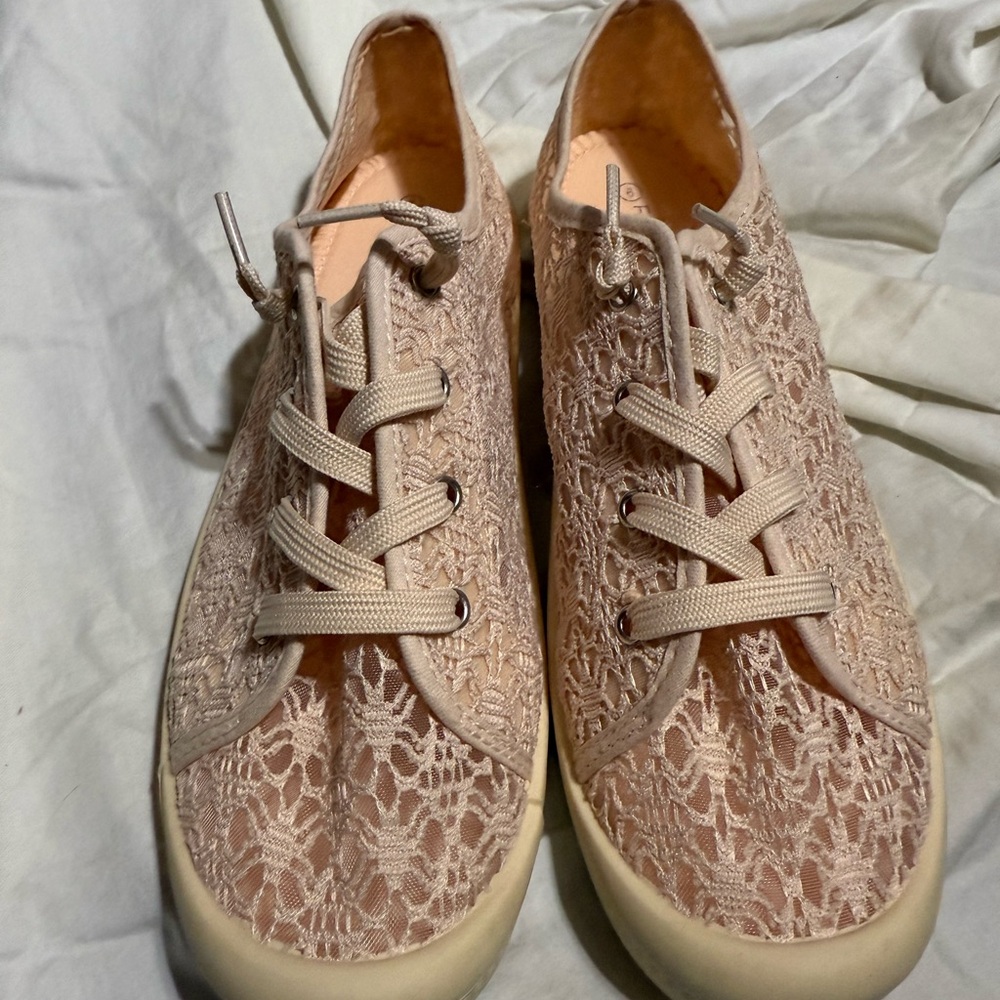 Falls Creek Women's Lace Sneakers in Cream